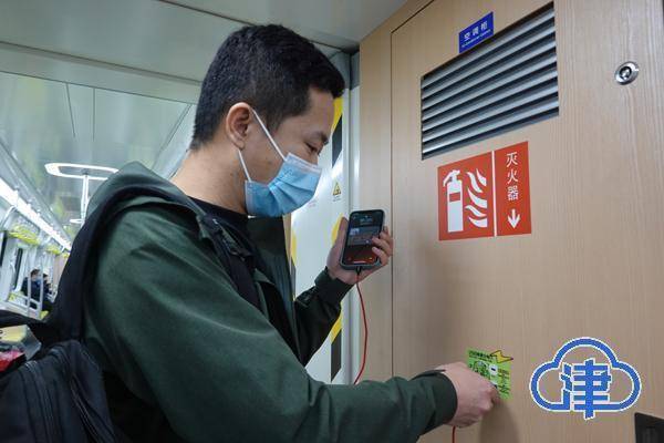 华为手机10接口称为
:人性化！地铁10号线列车增设便民手机充电接口