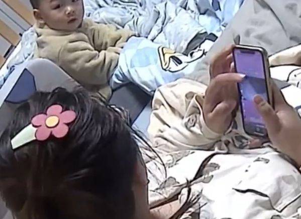 萌娃小苹果现场版视频:江苏身边事：泪目！孩子说在妈妈肚子里听到过心跳声