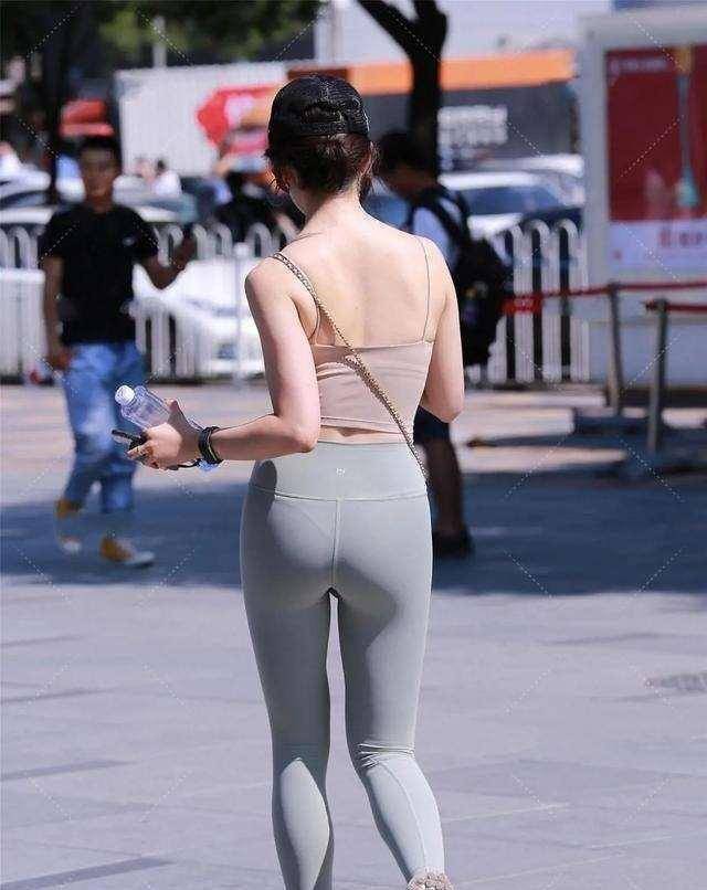 韩版小苹果卡哇伊
:瑜伽裤的打扮优雅不显老，打造自在随性，秒变气质美人
