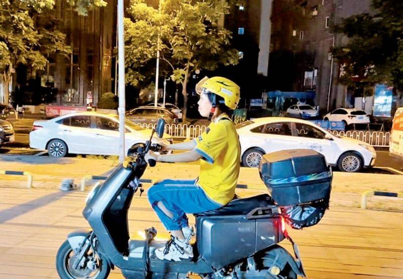 手机壳好看的图片:女外卖骑手6年跑单超10万公里：“我在武汉买了房，都是外卖跑出来的”